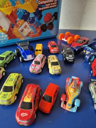 Lotto 20 Varie Macchine Giocattolo con Contenitore