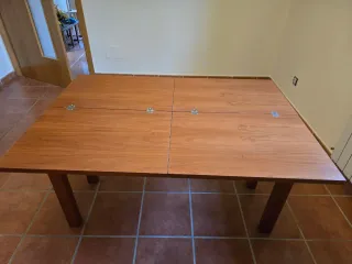 Mesa de comedor de madera