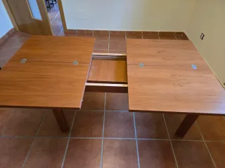 Mesa de comedor de madera