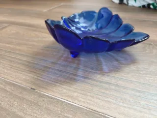 Cenicero azul de cristal con forma de flor