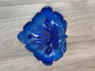 Cenicero azul de cristal con forma de flor