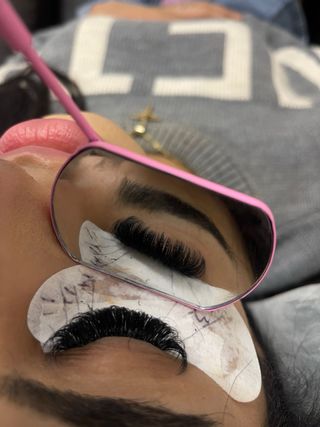 Uñas,extensiones de pestañas y cejas