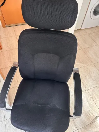 Silla de oficina y escritorio blanco