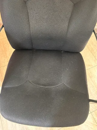 Silla de oficina y escritorio blanco