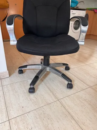 Silla de oficina y escritorio blanco