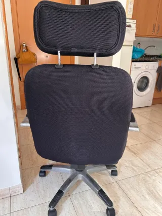 Silla de oficina y escritorio blanco