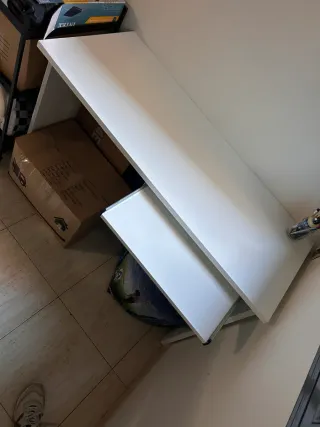 Silla de oficina y escritorio blanco