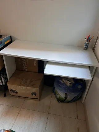 Silla de oficina y escritorio blanco