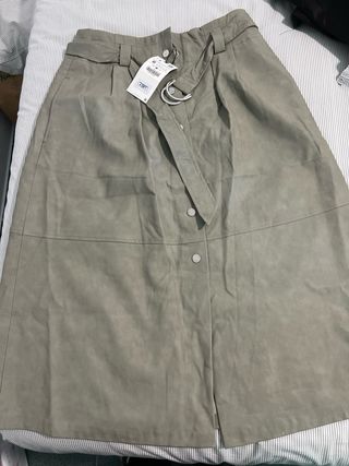 Falda midi Zara efecto piel verde/gris talla M