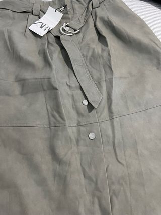 Falda midi Zara efecto piel verde/gris talla M