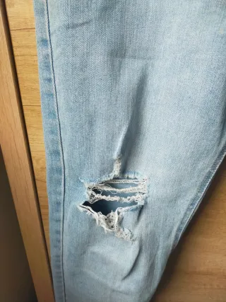 Vaqueros desgastados azul claro