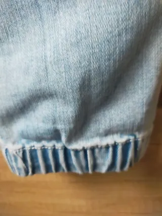 Vaqueros desgastados azul claro