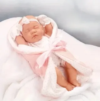 Bebé con manta rosa