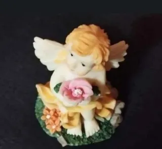 Figura angelito sentado con flor