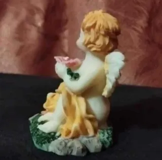 Figura angelito sentado con flor