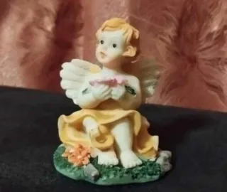 Figura angelito sentado con flor