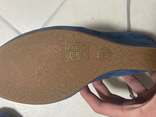 Tacchi alti blu peep toe