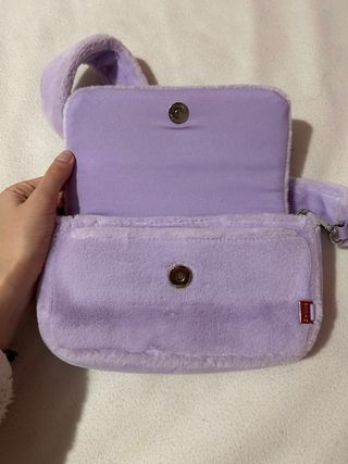 Bolso lila aterciopelado Bershka nuevo estreno