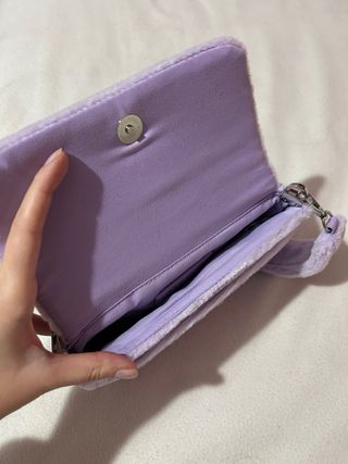 Bolso lila aterciopelado Bershka nuevo estreno