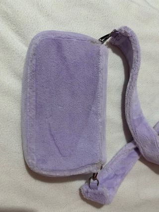 Bolso lila aterciopelado Bershka nuevo estreno