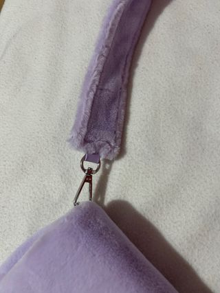 Bolso lila aterciopelado Bershka nuevo estreno