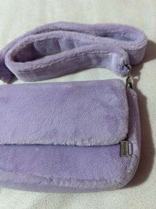 Bolso lila aterciopelado Bershka nuevo estreno