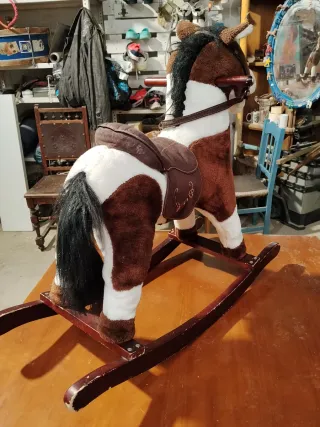 Caballito de madera y peluche