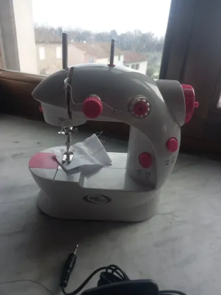 Macchina da cucire con luce LED