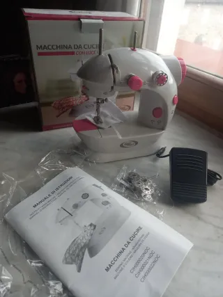 Macchina da cucire con luce LED