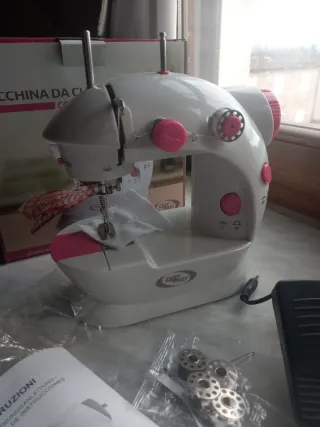Macchina da cucire con luce LED