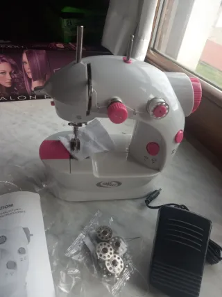 Macchina da cucire con luce LED