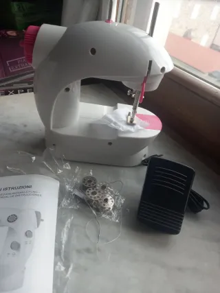 Macchina da cucire con luce LED