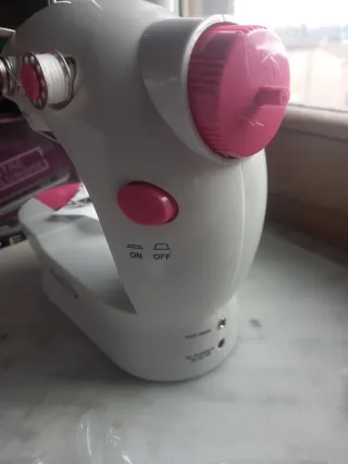 Macchina da cucire con luce LED