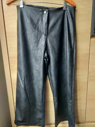 Pantalón ancho efecto piel negro