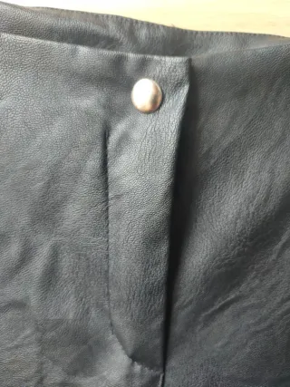 Pantalón ancho efecto piel negro