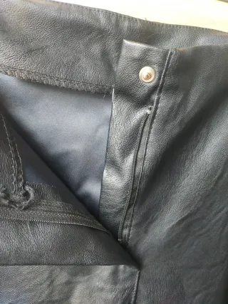 Pantalón ancho efecto piel negro