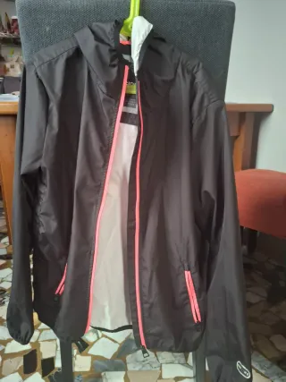 Giacca a vento con zip e cappuccio