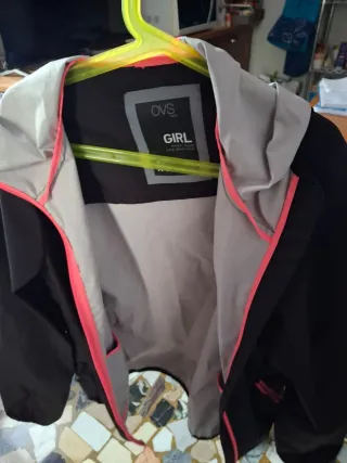 Giacca a vento con zip e cappuccio