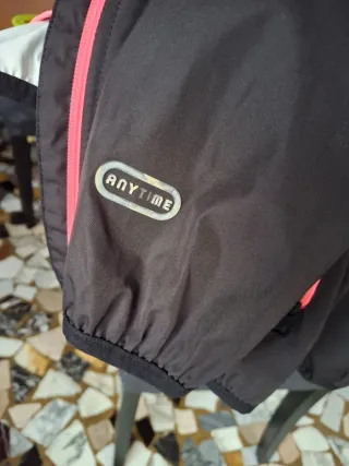 Giacca a vento con zip e cappuccio