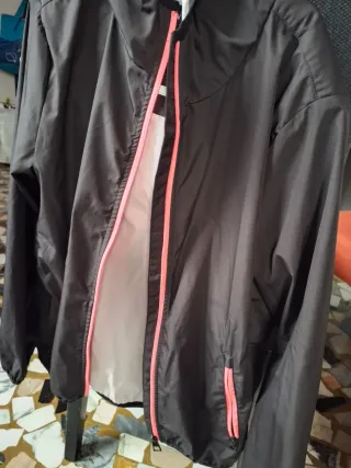 Giacca a vento con zip e cappuccio