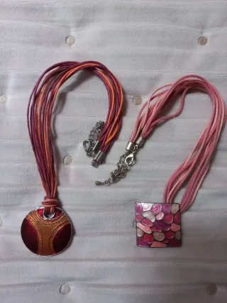 Dos colgantes metálicos