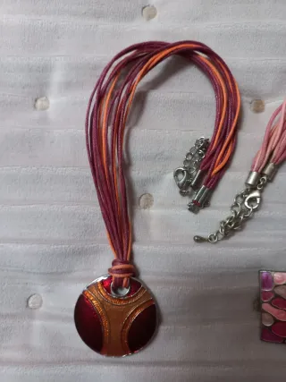 Dos colgantes metálicos