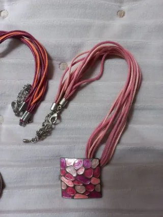 Dos colgantes metálicos