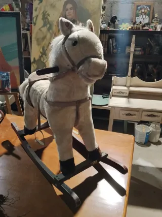 Caballito balancín de madera y peluche