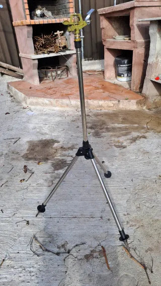Trípode para aspersor metálico
