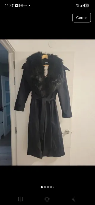 Abrigo largo Zara con cuello de pelo