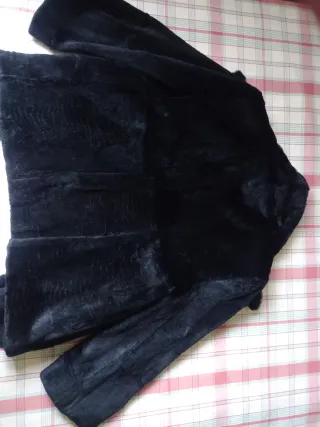 Abrigo de pelo negro