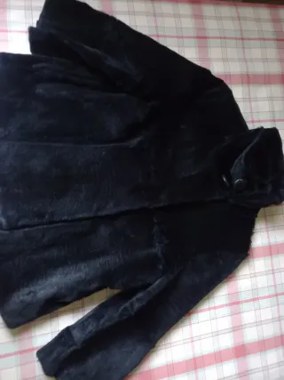 Abrigo de pelo negro