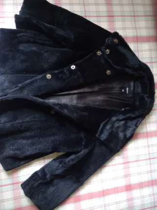 Abrigo de pelo negro