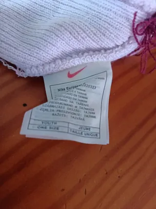 Gorro Nike Pom Pom Rayas Morado Blanco
